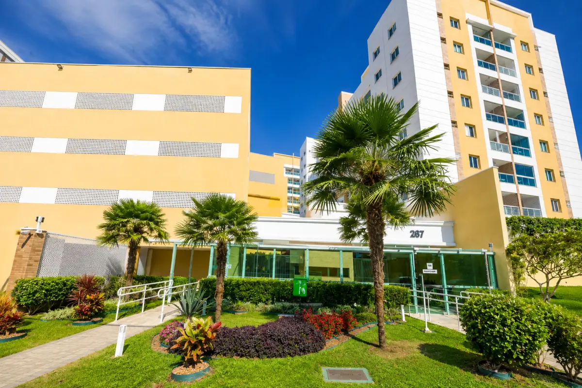 Jardim e fachada do Edifício Le Parc, na Rua Vinte e Nove de Junho, no Bacacheri
