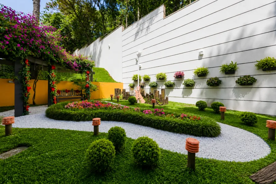 Jardins e áreas verdes — o verde entra pelo térreo